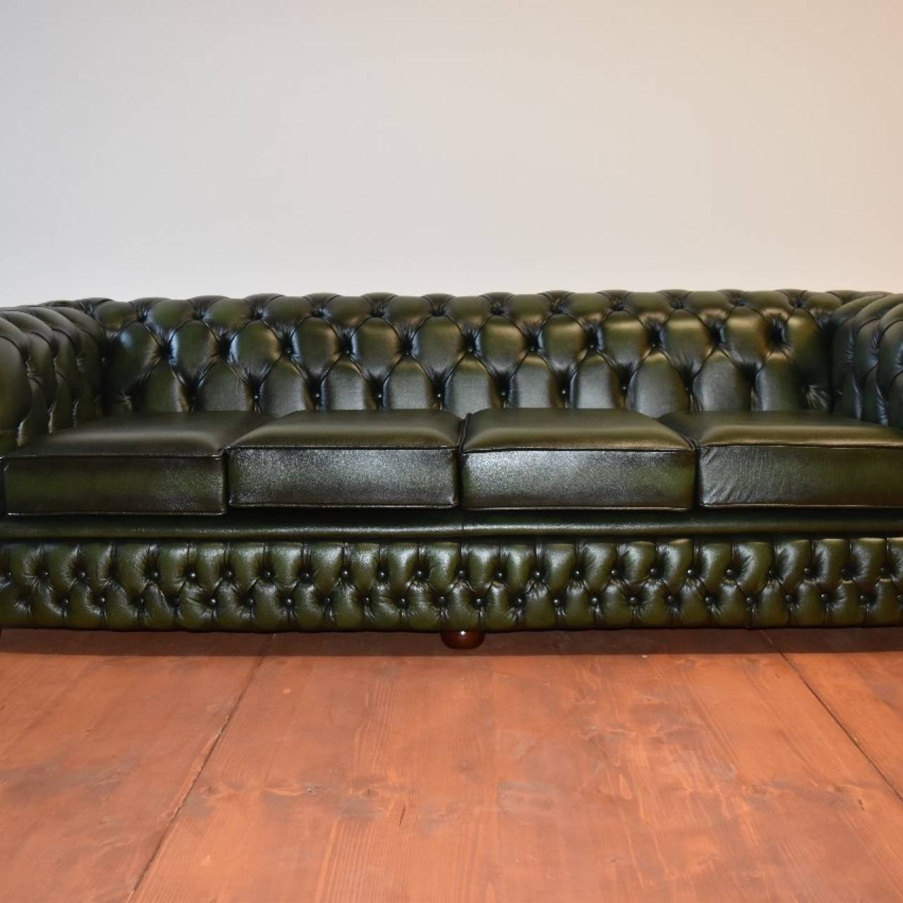 Chesterfield Classic 4er-Sofa in Antique Green 