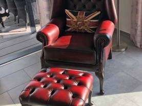 Chesterfield Sessel Darwin in mit Queen Anne Fussstuhl, in Antique Red